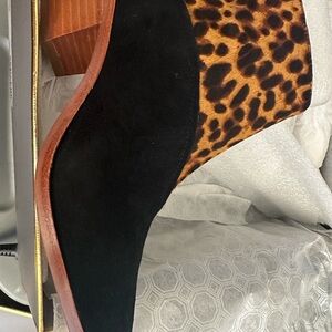 Louise Et Cie Women S VADA Exotic Pointed Toe Stacked Heel Suede Booties LEOPARD